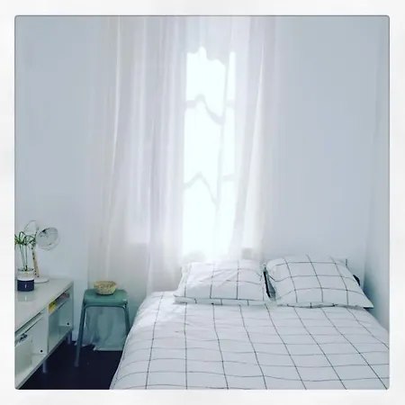 Le Cour Des Anglais, Hyper Centre, Marche * La Rochelle (Charente-Maritime)