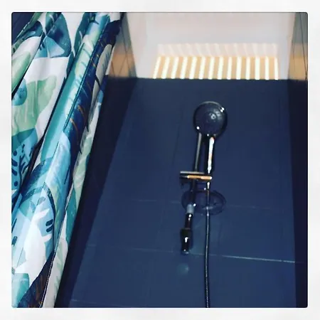 Le Cour Des Anglais, Hyper Centre, Marche * La Rochelle (Charente-Maritime)